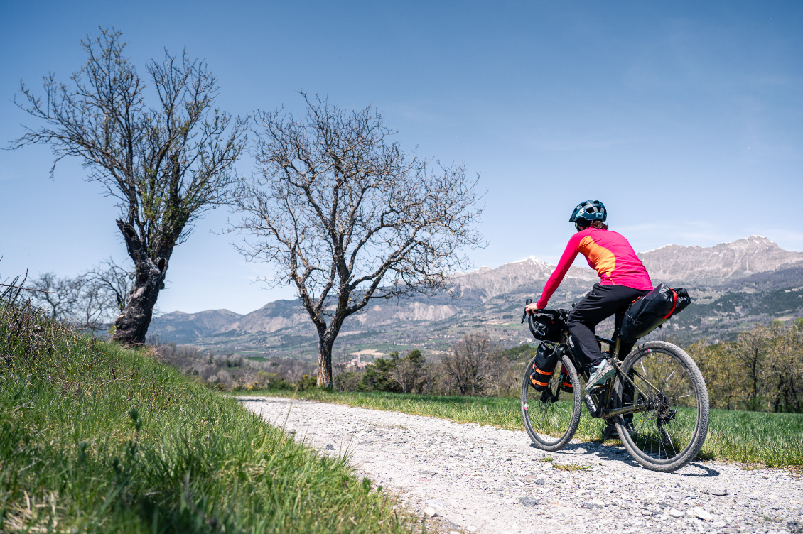 Quelles sacoches pour voyager léger à vélo ? Bikepacking ou classique ?