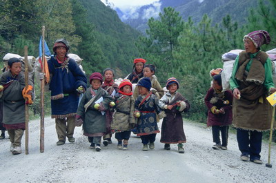 Tibet central, r&eacute;gion du Kham, petits p&egrave;lerins