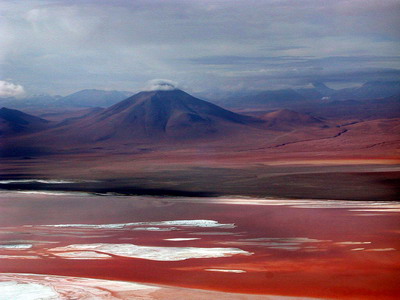 Région du Sud Lipez, la laguna Colorada et les sommets alentours dont beaucoup dépassent les 5000m