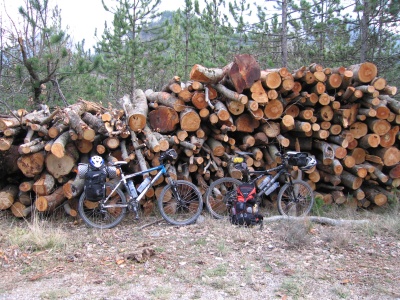Les v&eacute;los charg&eacute;s sur le "Embrun - Saint-Tropez"
