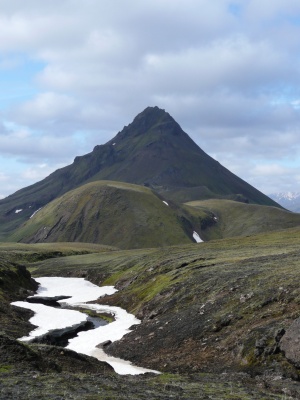 Trek Landmannalaugar–Thorsmörk : Laugavegur étape 3, les singulères montagnes aperçues la veille se dressent maintenant devant nous