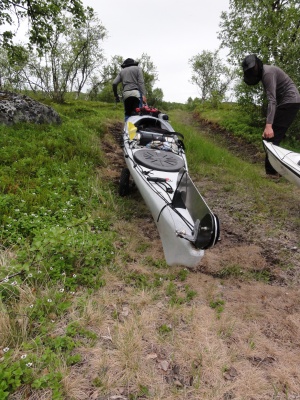 On utilise les chariot pour atteindre le lac