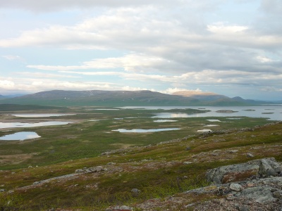 On voit le lac naturel (à droite) qui se situe au bout du lac Altevatnet et qui est facilement accessible après un portage.