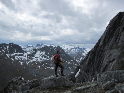 Île de Kvaløya, un ensemble de montagnes enneigées au-dessus de la mer