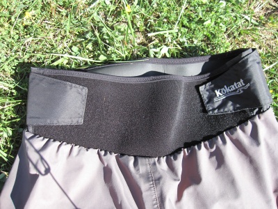 Pantalon Kokatat : ceinture néoprène avec velcro permettant une large plage de réglage