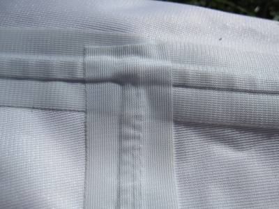 Pantalon Kokatat : détail de l'envers du tissu avec les bandes d'étancheité pour les coutures