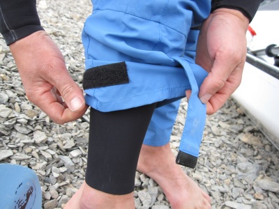 Long manchon en n&eacute;opr&egrave;ne au niveau des pieds + pantalon serrable par velcro