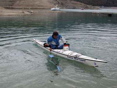 Remont&eacute;e &agrave; bord du kayak avec la combi et sans avoir pied (&ccedil;a le fait bien)
