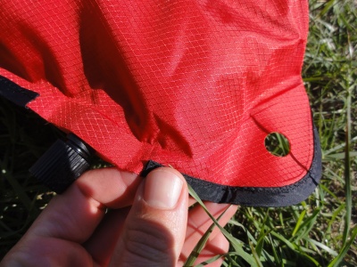 Arrimage du sac aux coins inf&eacute;rieurs
