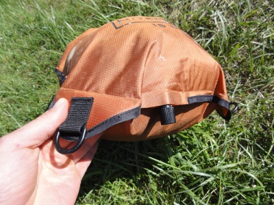 Arrimage du sac aux coins inf&eacute;rieurs
