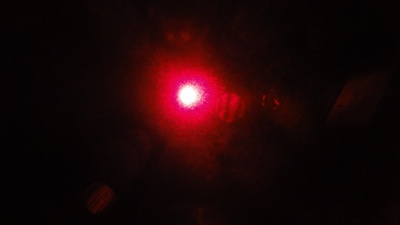 Lumière laser très vive dans la nuit