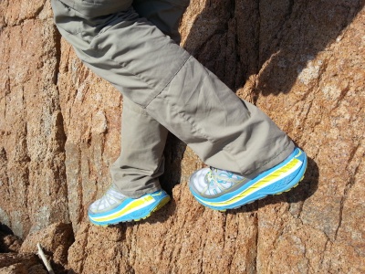 Test en terrain varié (ici du granite), les Hoka (semelle et chaussure complète) peu rigides car conçues pour le trail et pas pour l'escalade !