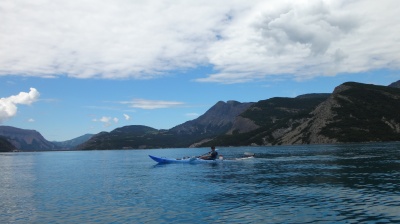 Usages aquatiques : kayak, canoë, navigation... Ici en kayak de mer sur le lac de Serre Ponçon