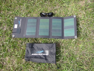 Panneau solaire USB Brunton Solaris 4 et sa housse de transport