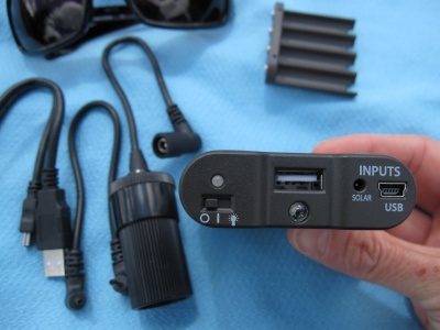Sortie USB, et entrées pour charger la batterie depuis le panneau ou un appareil USB, plus petite lampe un peu gadget