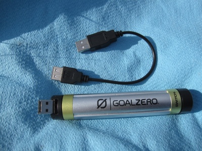 D'un côté : une entrée USB mâle (repliable) pour recharger la batterie, de l'autre une sortie USB femelle pour charger un appareil