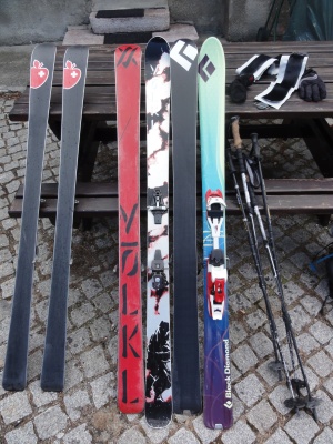 De gauche à droite, Movement Shaman, Volkl Mantra (177cm), Black Diamond Starlet (176cm)