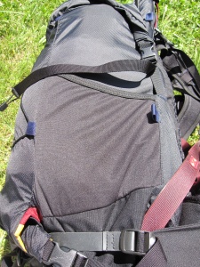 Le sac vu de côté : poche latérale en tissu élastique