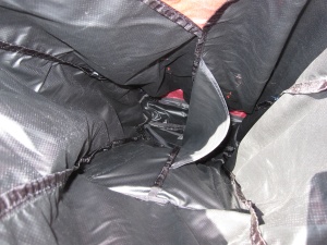 Intérieur du sac sans le sac interne étanche, on aperçoit la cloison de maintien de la forme