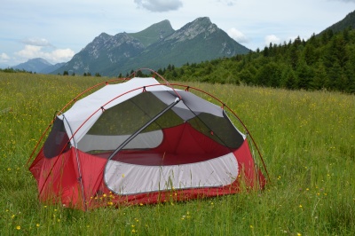 Tente intérieure mêlant parties en moustiquaire et en tissu plein