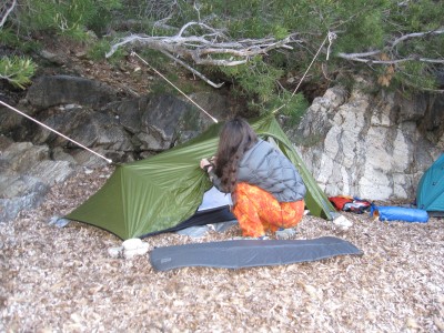 La tente montée sur un terrain peu approprié à cause de la mauvaise tenue des sardines (le matelas de posidonie)