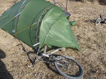 On peut s'en servir pour mettre une partie du vélo dans l'abside en conservant de la place dans cette dernière.