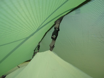 Fixation de la tente intérieure à la structure
