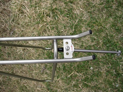 Tubus Airy, un porte-bagages ultra l&eacute;ger en titane : 290g avec une patte, 336g avec deux