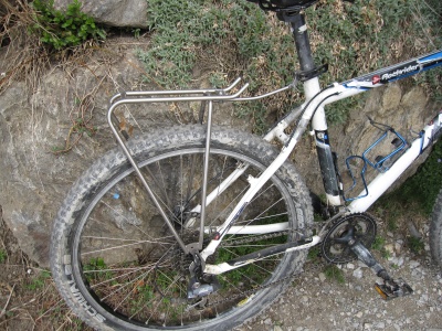Ici montage avec une seule patte reli&eacute;e &agrave; l'attache rapide du tube de selle. Cela est suffisant avec des sacoches l&eacute;g&egrave;res.