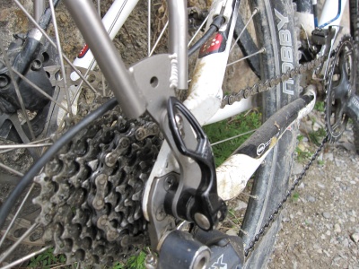 Fixation avec le QR Axle de Tubus pour palier l'absence d'oeillets