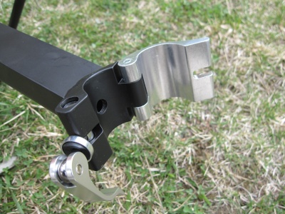 La fixation &agrave; attache rapide pour la tige de selle. Des morceaux de plastique souple permettent de s'adapter au diam&egrave;tre du tube.