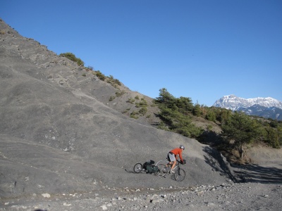 Dommage que la fixation &agrave; la tige de selle ne soit pas tr&egrave;s performante car en tout-terrain elle a tendance &agrave; tourner ce qui g&acirc;che les performances de la remorque pour cet usage