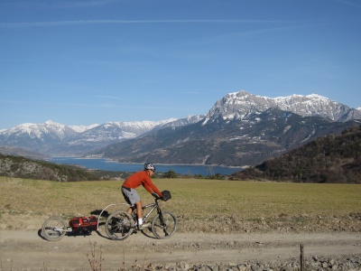 Remorque &agrave; v&eacute;lo Oxtail avec le sac fourni  (une trousse &agrave; outil en tissu fort). Ce sac est assez petit.