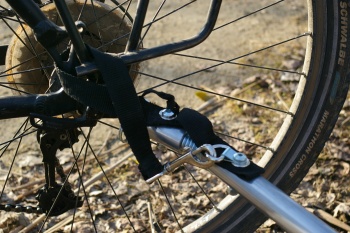 Fixation au v&eacute;lo par tige sur le moyeu de la roue (rapide et efficace), pi&egrave;ce en fer solide