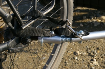 Fixation au v&eacute;lo par tige sur le moyeu de la roue (rapide et efficace), pi&egrave;ce en fer solide
