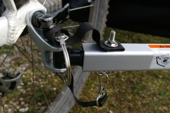 Fixation au v&eacute;lo par un syst&egrave;me (patte en alu puis une pi&egrave;ce platique) aux propri&eacute;t&eacute;s &eacute;lastiques &eacute;tonnantes