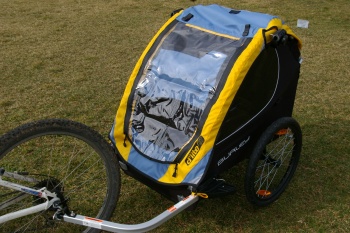 Remorque enfant Burley D'LITE ST, rabats ferm&eacute;s pour la pluie ou le froid