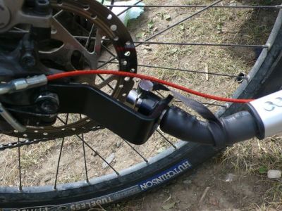 Remorque enfant Nordic cab : attache au v&eacute;lo au niveau du moyeu de roue