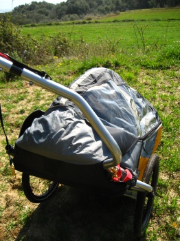 Remorque enfant Trek Gobug Sport, housse de pluie en place