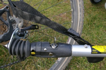 Fixation  au v&eacute;lo : syst&egrave;me Weber articul&eacute; et s&eacute;curis&eacute; avec un c&acirc;ble en acier, facile &agrave; mettre en place mais d'exp&eacute;rience (sur remorque Weber Monoporter) fragile