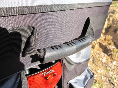 Poign&eacute;e de la valise top-case