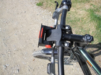 Fixation Flinger, assez lourde et non adaptable sur les guidons de gros diamètre.