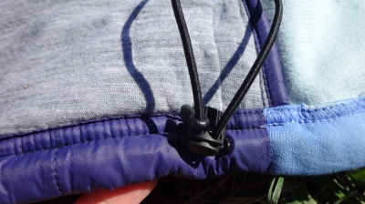 Réglage (1 de chaque côté) de la taille par crochet et cordon élastique