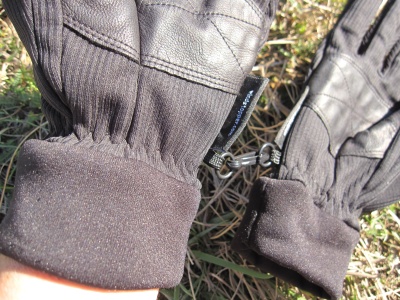 Tissu légèrement élastique aux poignets, et petit clip pour attacher les gants ensemble