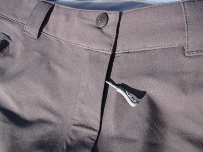 Les 2 poches révolver et la braguette sont pourvues de zips YKK étanches