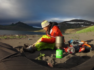 Portée même au bivouac pour limiter les déperditions thermiques (ici tout près du cap Horn, un des caps les plus au nord de l'Islande)
