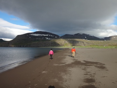 Vestes imperméables et respirantes ultra légères Patagonia M10 (en rose) et Arc'téryx Tecto FL (en orange) testées en Islande