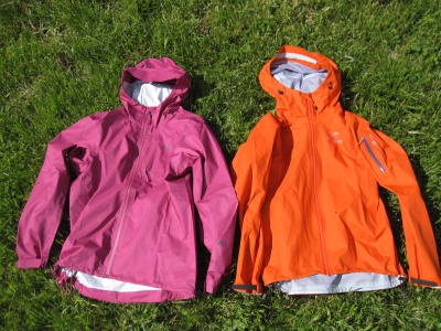 Comparatif vestes imperméables et respirantes ultra légères Patagonia M10 (en rose) et Arc'téryx Tecto FL (en orange) 