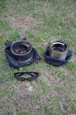 Wild Woodgas stove (gauche) et Solo stove (droite)