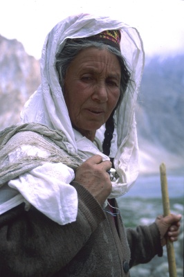 Une femme Whaki et son châle très féminin qui rappelle l'Asie Centrale toute proche